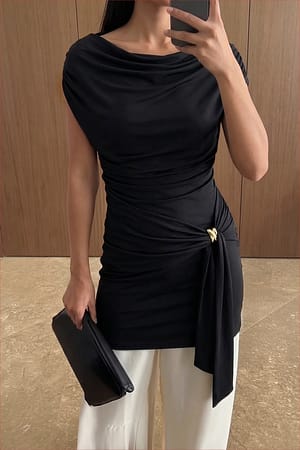 Black drapiertes Minikleid mit Schnallendetail