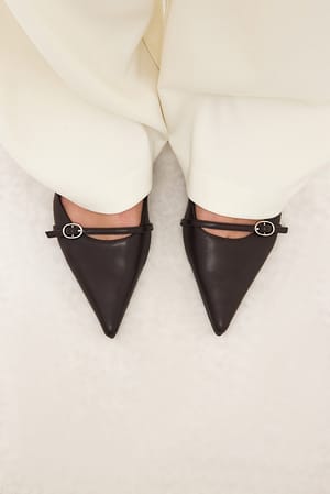 Brown Bailarinas con detalle de hebilla y talón descubierto