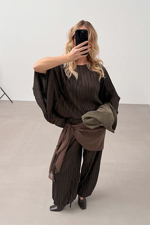 Brown Chemisier à plis en forme de cape