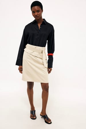 Beige Falda de rodilla con detalle de cinturón de carga