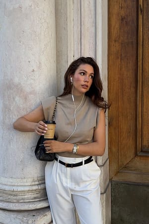 Beige hochgeschlossenes Stricktop mit Schulterpolstern