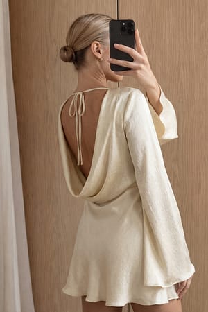 Cream Miniklänning med vattenfall rygg i crinkle satin
