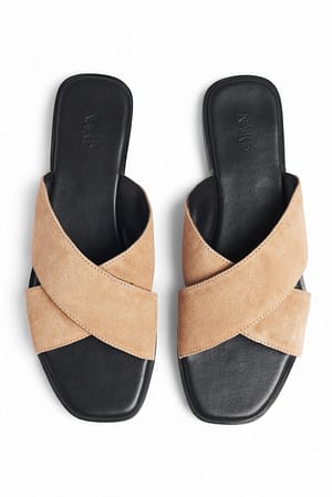 Beige Sandaler i semsket skinn med kryssede stropper