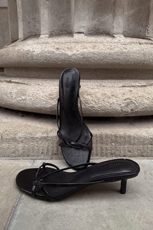 Black Kittensko med strop