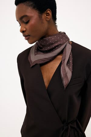 Brown Punktierter Satin-Schal