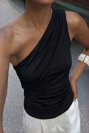 Black Top met gedrapeerde details