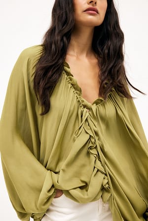 Green Bluse med rysjedetaljer og drapering