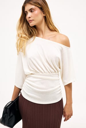 Offwhite Oberteil mit drapierter Taille