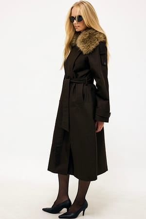 Dark Brown Trenchcoat med detaljer i kunstpels