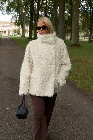 Offwhite Nepbont jas met hoge hals