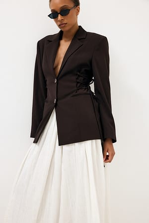 Brown Blazer mit geschnürter Passform