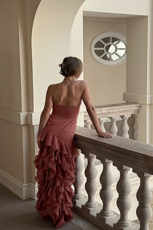 Dark Plum Vestido maxi entallado con volantes en el bajo