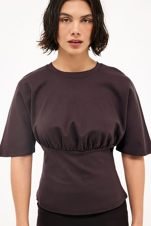 Brown T-shirt med tætsiddende talje