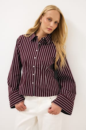 Burgundy Stripe Tilpasset bred manchet skjorte