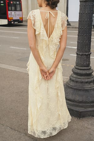 Light Yellow Vestido maxi de encaje con volantes
