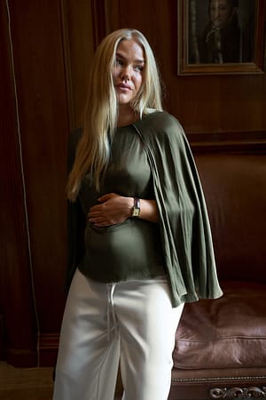 Dark Green Blusa con capa fluida