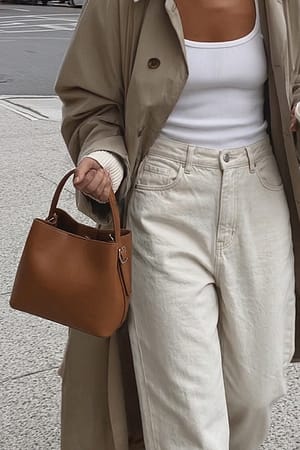 Tan Handväska med vikt detalj