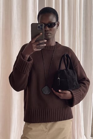 Brown Strikket sweater med foldet ærme