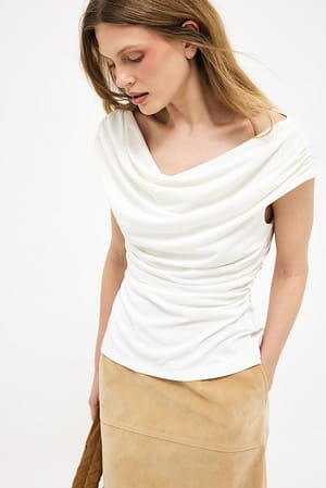 Offwhite Mouwloze top met gedrapeerde voorkant