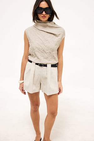 Beige Krinklad topp med trattformad hals