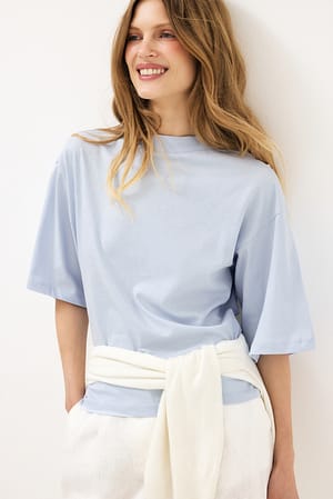 Blue Formet t-shirt i bomuld med tragtformet halsudskæring