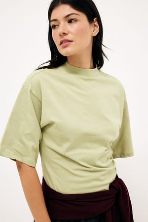 Khaki Tailliertes Baumwoll-T-Shirt mit Trichterausschnitt