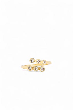 Gold Steinring med detaljer og gullbelagt utsmykning