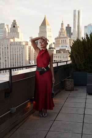 Dark Red Robe longue en satin à dos nu