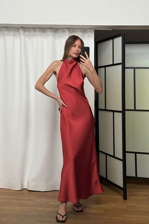 Dark Red Maxiklänning i satin med halterneck
