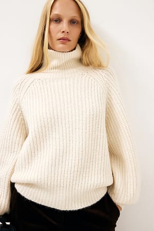 Cream Strikket sweater med tunge ribstrikkede ballonærmer