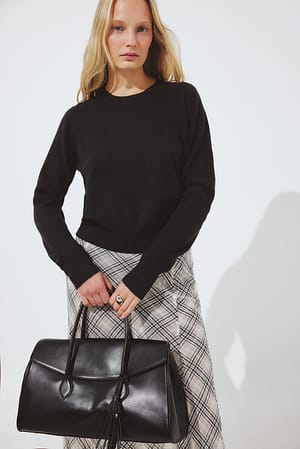Black Knitted Cashmere Round Neck Sweater