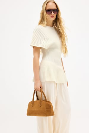 Cream Top de punto acanalado con volantes