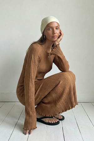 Camel Strikket maxikjole med volanger og rund hals