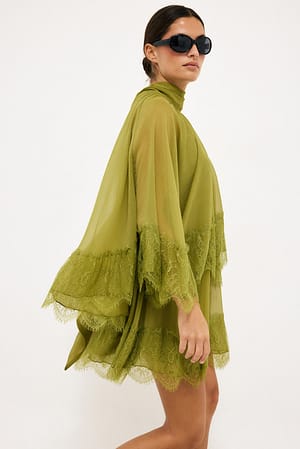Green Vestido corto con capa de encaje