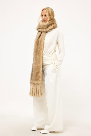 Beige Écharpe à franges larges en fausse fourrure