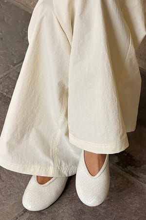White Ballerines structurées en cuir