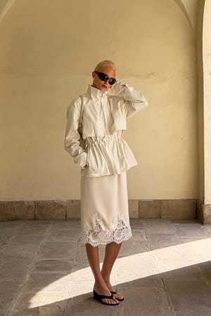 Offwhite Jacka med dragsko detalj