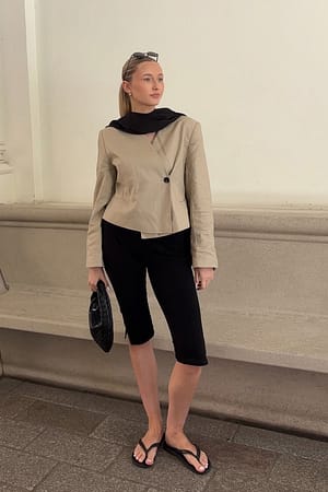 Light Beige Kort blazer i hørblanding med tætsiddende pasform