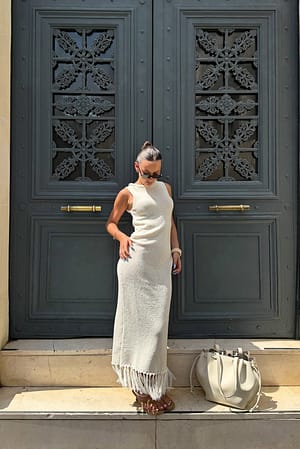 White Midikleid mit Strickfransen