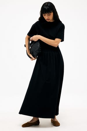 Black kurzärmeliges Kleid mit markierter Taille