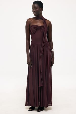 Brown Maxikjole med mesh-skjerf