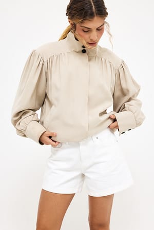 Light Beige Chaqueta vaporosa de cuello alto
