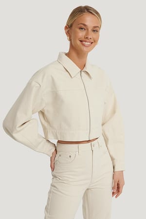 Kurze Jeansjacke mit Reißverschluss Offwhite | NA-KD
