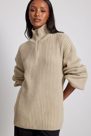 Beige Hochgeschnittener Strickpullover mit Reißverschluss