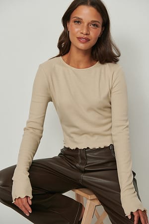 Beige Top babylock acanalado con cuello redondo