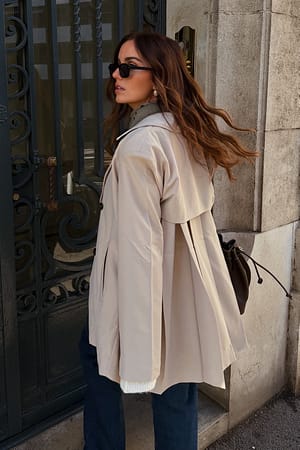 Beige Trenchcoat med plisserad detalj