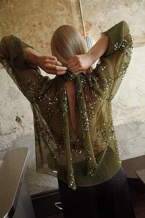 Khaki Green Plissiertes Mesh-Pailletten-Top