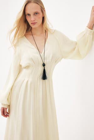 Cream Midikleid mit Falten an der Taille und V-Ausschnitt