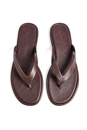 Brown Flache Flip-Flop-Sandalen
