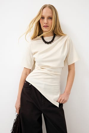 Offwhite T-Shirt mit Rüschen an der Taille